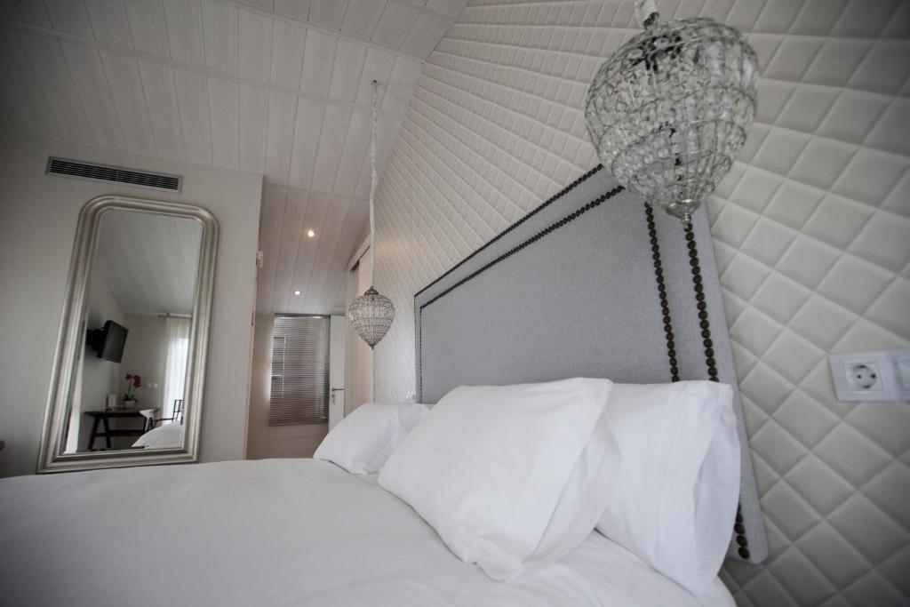 El Jardin De Vikera Guest House San Andres de Montejos Exterior photo